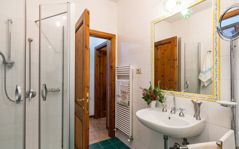 Podere Oliveta: Design Intérieur, Sol, Lavabo, Bois, Luminaire Plomberie, Sol, Salle De Bains, Évier, Robinet, Pièce