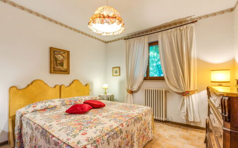 Podere Oliveta: Meubles, Lit, Chambre, Design Intérieur, Drap De Lit, Literie, Linge, Pièce, Textile, Sol