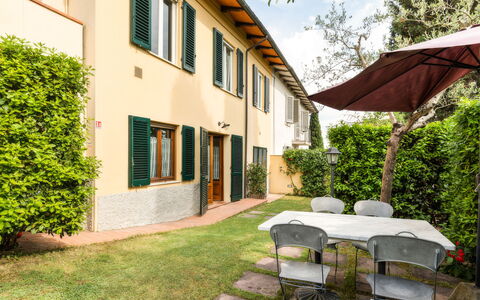 Podere Oliveta: Ombre, Pelouse, Jardin, Cour, Aménagement Paysager, Arrière-Cour, Balcon, Cour, Villa, Hacienda