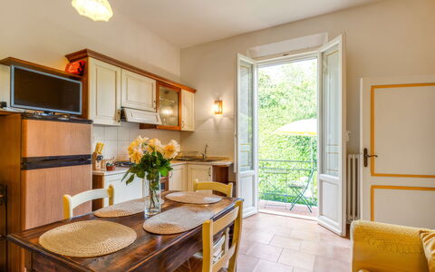 Podere Oliveta: Meubles, Design Intérieur, Porte, Chaise, Table Cuisine Et Salle A Manger, Salle À Manger, Plante D'Appartement, Tache De Bois, Dur