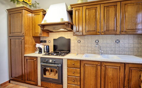 Villa Portole Due: Cabinetry, Cuisine, Comptoir, Bois, Principaux Appliance, Sol, Design Intérieur, Appareil De Cuisine, Meubles, Placard