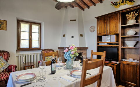 Villa Portole Due: Meubles, Design Intérieur, Bois, Table, Sol, Plafond, Salle À Manger, Chaise, Table Cuisine Et Salle A Manger, Éclairage