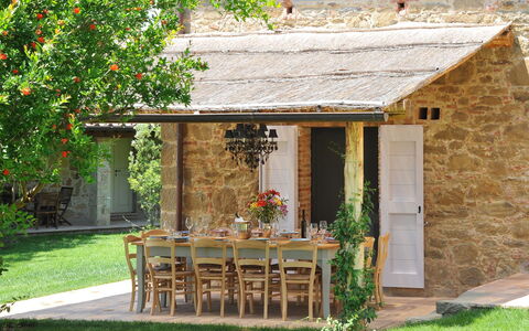 Casale le Fonti: Bois, Meubles, Chalet, Porte, Maison, Table, Chaise, Jardin, Domicile