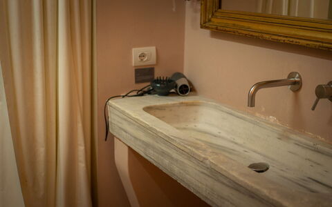 Casale le Fonti: Luminaire Plomberie, Lavabo, Robinet, Évier, Plomberie, Marron, Design Intérieur, Sol, Salle De Bains, Sol