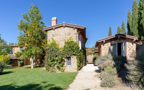 Casale le Fonti: Bâtiment, Maison, Domicile, Zone Résidentielle, Arbuste, Toit, Chalet, Façade, Lot Terre