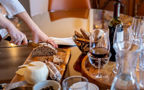 Il Querceto: Vaisselle, Aliments, Serveware, Meubles, Table, Drinkware, Ingrédient, Bar, Vaisselle, Verres À Pied