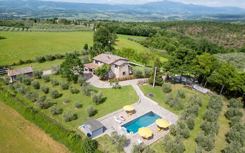 Il Querceto: Maison, Zone Résidentielle, Zone Rurale, Biens, Domicile, Chalet, Vue Du Ciel, Jardin, Aménagement Paysager, Village