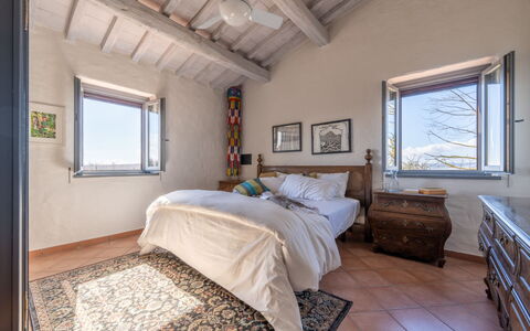 Il Querceto: Lit, Chambre, Mur, Drap De Lit, Meubles, Literie, Linge, Design Intérieur, Domicile, Sol