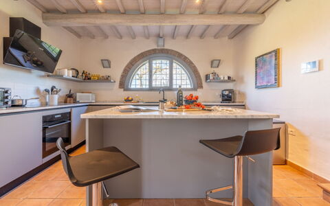 Il Querceto: Meubles, Cuisine, Design Intérieur, Comptoir, Sol, Appareil De Cuisine, Plafond, Cabinetry, Sol, Pièce