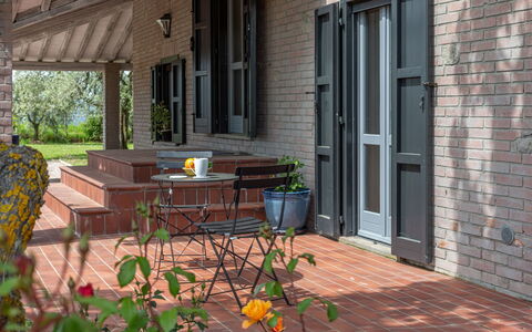 Il Querceto: Bois, Porte, Domicile, Brique, Porche, Pot De Fleur, Accueil Porte, Mobilier De Jardin, Dur, Tache De Bois