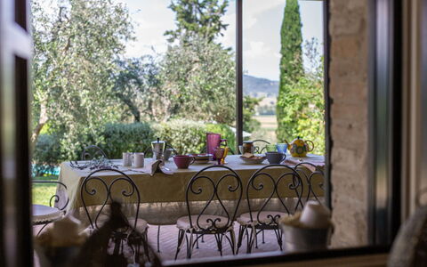 Podere i Poggi: Meubles, Chaise, Table Cuisine Et Salle A Manger, Nappe De Table, Serveware, Restaurant, Eco Hôtel, Plante D'Appartement, Salle À Manger