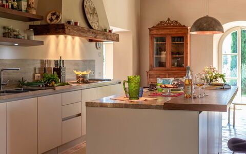 Podere i Poggi: Cuisine, Meubles, Comptoir, Design Intérieur, Bois, Cabinetry, Sol, Domicile, Appareil De Cuisine, Vaisselle