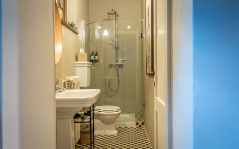 Town House Garden: Siège De Toilette, Salle De Bains, Toilette, Luminaire Plomberie, Mur, Lavabo, Design Intérieur, Évier, Sol, Sol