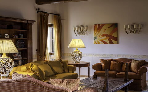 Torre Antica: Meubles, Design Intérieur, Canapé, Mur, Salon, Bois, Pièce, Sol, Éclairage, Sol