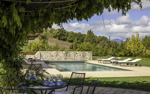 Podere Bella Vista: Jardin, Couverture De Sol, Mobilier De Jardin, Ombre, Aménagement Paysager, Biens, Arrière-Cour, Pelouse, Cour, Tableau De Plein Air