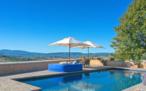 Villa Sagrantino: Bleu, Piscine, Composite, Mobilier De Jardin, Recours, Ombre, Parapluie, Caractéristique De L'Eau, Balancelle, Miroir D'Eau