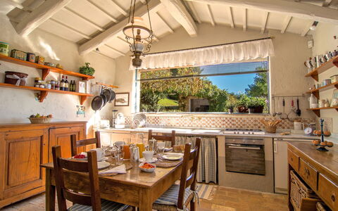 Villa Sagrantino: Meubles, Cuisine, Design Intérieur, Bois, Comptoir, Domicile, Cabinetry, Table, Chaise, Pièce