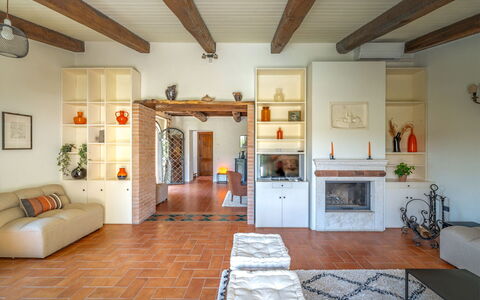 La Piccola Oasi: Meubles, Sol, Design Intérieur, Mur, Sol, Bois, Plafond, Pièce, Salon, Éclairage