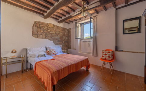 La Piccola Oasi: Mur, Chambre, Lit, Meubles, Drap De Lit, Literie, Linge, Design Intérieur, Pièce, Cadre De Lit