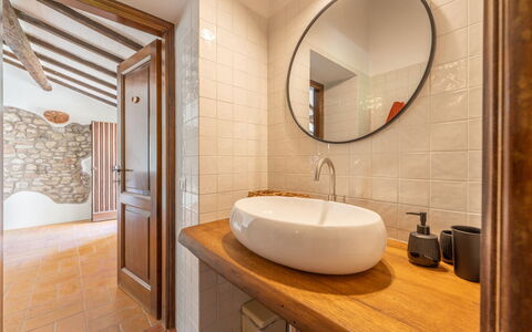 La Piccola Oasi: Mur, Luminaire Plomberie, Design Intérieur, Sol, Sol, Robinet, Salle De Bains, Évier, Plomberie, Éclairage