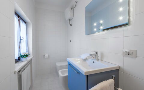 Agriturismo Agresto Apartments And Cottage, Pool,: Salle De Bains, Luminaire Plomberie, Mur, Design Intérieur, Lavabo, Sol, Évier, Sol, Robinet, Miroir