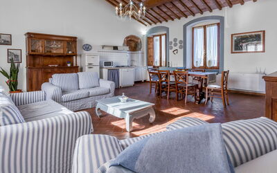 Pinolo Apartment with Pool, Casole D'Elsa: Meubles, Design Intérieur, Domicile, Table, Sol, Chaise, Pièce, Appartement, Salon, Plafond