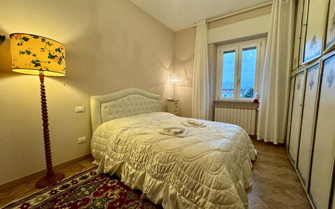 Sto Bene Qua: Lit, Meubles, Literie, Chambre, Design Intérieur, Drap De Lit, Mur, Sol, Sol, Bois