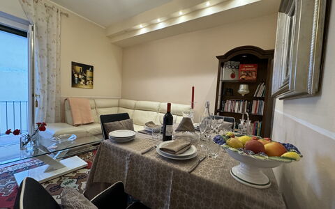 Sto Bene Qua: Meubles, Design Intérieur, Sol, Pièce, Sol, Plafond, Bois, Canapé, Éclairage, Table