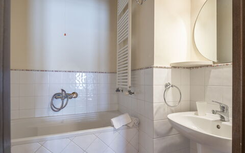 Casa Viola Pool, Wifi, Montaione: Salle De Bains, Luminaire Plomberie, Mur, Sol, Lavabo, Design Intérieur, Sol, Évier, Robinet, Plomberie