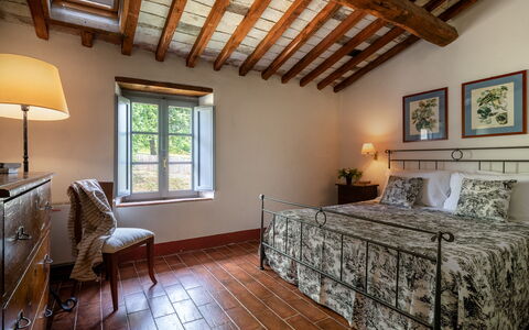 In the Heart of Chianti, Pool, Wifi, View - Lillia: Mur, Meubles, Domicile, Sol, Chambre, Lit, Cadre De Lit, Pièce, Appartement, Literie