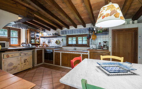 Grace Home, Pool, Wifi, Gambassi Terme: Cuisine, Meubles, Design Intérieur, Bois, Comptoir, Plafond, Sol, Cabinetry, Domicile, Table Cuisine Et Salle A Manger