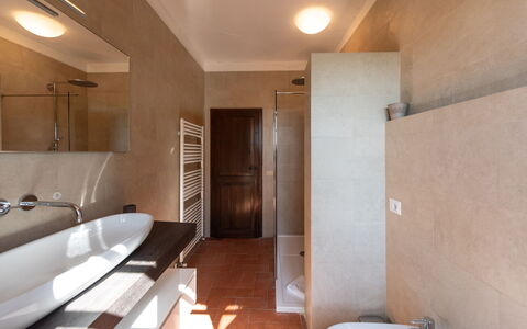 Country House In Tuscan Hills: Salle De Bains, Lavabo, Sol, Luminaire Plomberie, Mur, Sol, Design Intérieur, Évier, Robinet, Plafond
