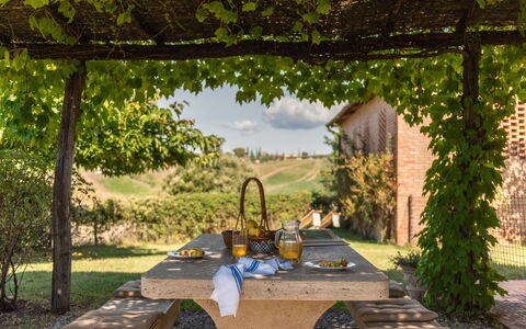 Country House In Tuscan Hills: Mobilier De Jardin, Meubles, Tableau De Plein Air, Ombre, Jardin, Loisir, Chaise, Table Cuisine Et Salle A Manger