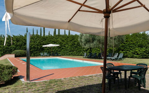 Country House In Tuscan Hills: Piscine, Ombre, Recours, Eco Hôtel, Mobilier De Jardin, Villa, Hacienda, Aménagement Paysager, Cour, Balancelle