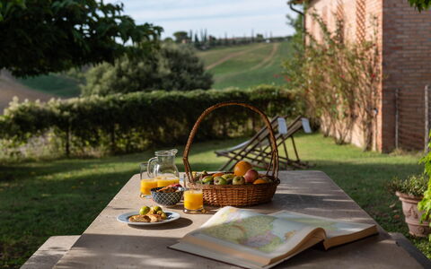 Country House In Tuscan Hills: Aliments, Vaisselle, Meubles, Table, Fruit, Serveware, Mobilier De Jardin, Tableau De Plein Air, Chaise, Petit Déjeuner