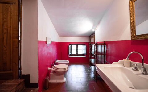 Green Hill Apartment In Tuscan Countryside: Mur, Sol, Rouge, Design Intérieur, Sol, Plafond, Luminaire Plomberie, Pièce, Porte, Salle De Bains