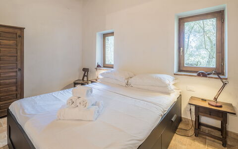 Cottage Monti Pet Friendly With Shared Pool: Chambre, Mur, Lit, Design Intérieur, Bois, Plafond, Sol, Drap De Lit, Sol, Literie