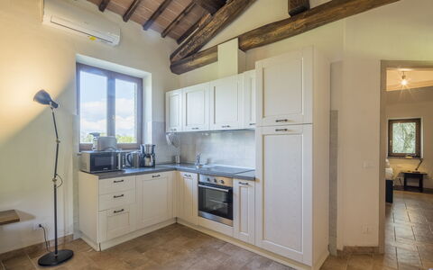 Cottage Monti Pet Friendly With Shared Pool: Meubles, Design Intérieur, Sol, Bois, Plafond, Appareil De Cuisine, Cabinetry, Pièce, Sol, Cuisine