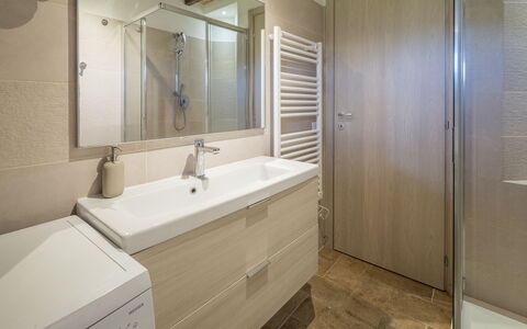 Cottage Monti Pet Friendly With Shared Pool: Sol, Sol, Mur, Design Intérieur, Luminaire Plomberie, Bois, Armoire De Toilette, Lavabo, Salle De Bains, Évier