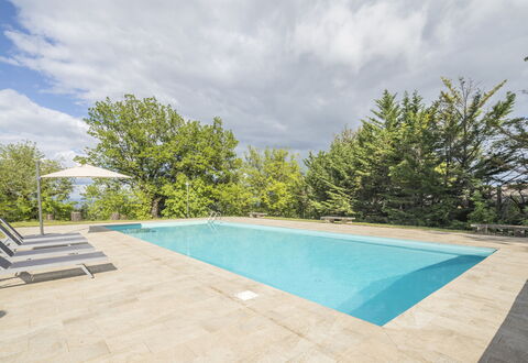 Cottage Monti Pet Friendly With Shared Pool: Piscine, Ombre, Aménagement Paysager, Conception, Tuile, Recours, Dalle, À Feuilles Persistantes