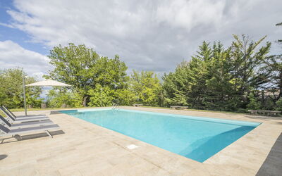 Cottage Monti Pet Friendly With Shared Pool: Piscine, Ombre, Aménagement Paysager, Conception, Tuile, Recours, Dalle, À Feuilles Persistantes