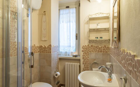 Villa L'elsa Beautiful Country Home With View: Salle De Bains, Lavabo, Design Intérieur, Luminaire Plomberie, Mur, Sol, Évier, Sol, Robinet, Plomberie