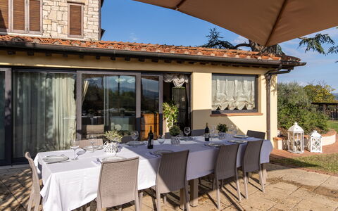 Villa L'elsa Beautiful Country Home With View: Meubles, Table, Domicile, Maison, Table Cuisine Et Salle A Manger, Chaise, Ombre, Salle À Manger, Balcon