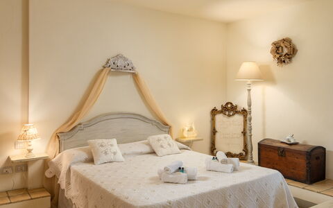 Villa L'elsa Beautiful Country Home With View: Meubles, Design Intérieur, Lit, Chambre, Mur, Bois, Sol, Literie, Sol, Drap De Lit