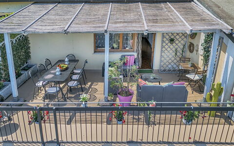 Casamia Tuscan Oasis: 4Br Panoramic Penthouse, Sky: Meubles, Table, Chaise, Pot De Fleur, Mobilier De Jardin, Porche, Ombre, Tableau De Plein Air, Balcon, Structure En Plein Air