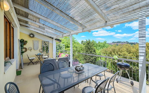 Casamia Tuscan Oasis: 4Br Panoramic Penthouse, Sky: Meubles, Chaise, Mobilier De Jardin, Porche, Table, Tableau De Plein Air, Ombre, Table Cuisine Et Salle A Manger, Balcon, Plate-Forme