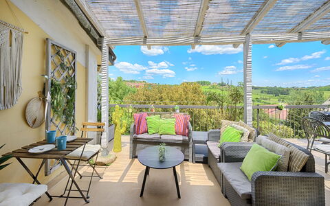 Casamia Tuscan Oasis: 4Br Panoramic Penthouse, Sky: Meubles, Chaise, Mobilier De Jardin, Table, Tableau De Plein Air, Table Cuisine Et Salle A Manger, Porche, Patio, Balcon, Ombre