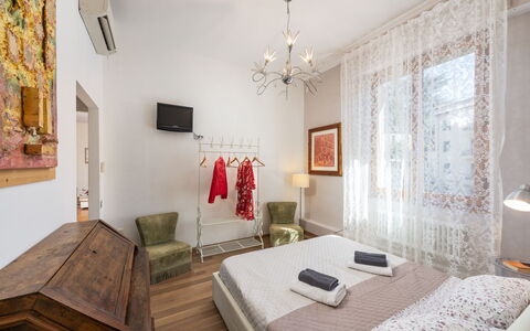 Casamia Sky-High Panoramic Retreat: Penthouse with: Design Intérieur, Meubles, Sol, Sol, Chambre, Textile, Pièce, Plafond, Lit, Éclairage
