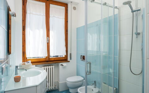 Casamia Tuscan Oasis: 4Br Panoramic Penthouse, Sky: Design Intérieur, Salle De Bains, Luminaire Plomberie, Sol, Sol, Évier, Robinet, Lavabo, Pièce, Plomberie