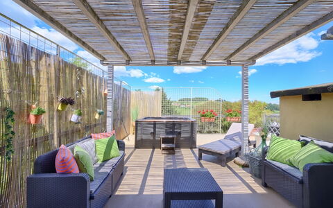 Casamia Sky-High Panoramic Retreat: Penthouse with: Meubles, Mobilier De Jardin, Chaise, Table, Tableau De Plein Air, Ombre, Eco Hôtel, Jardin, Arrière-Cour, Patio